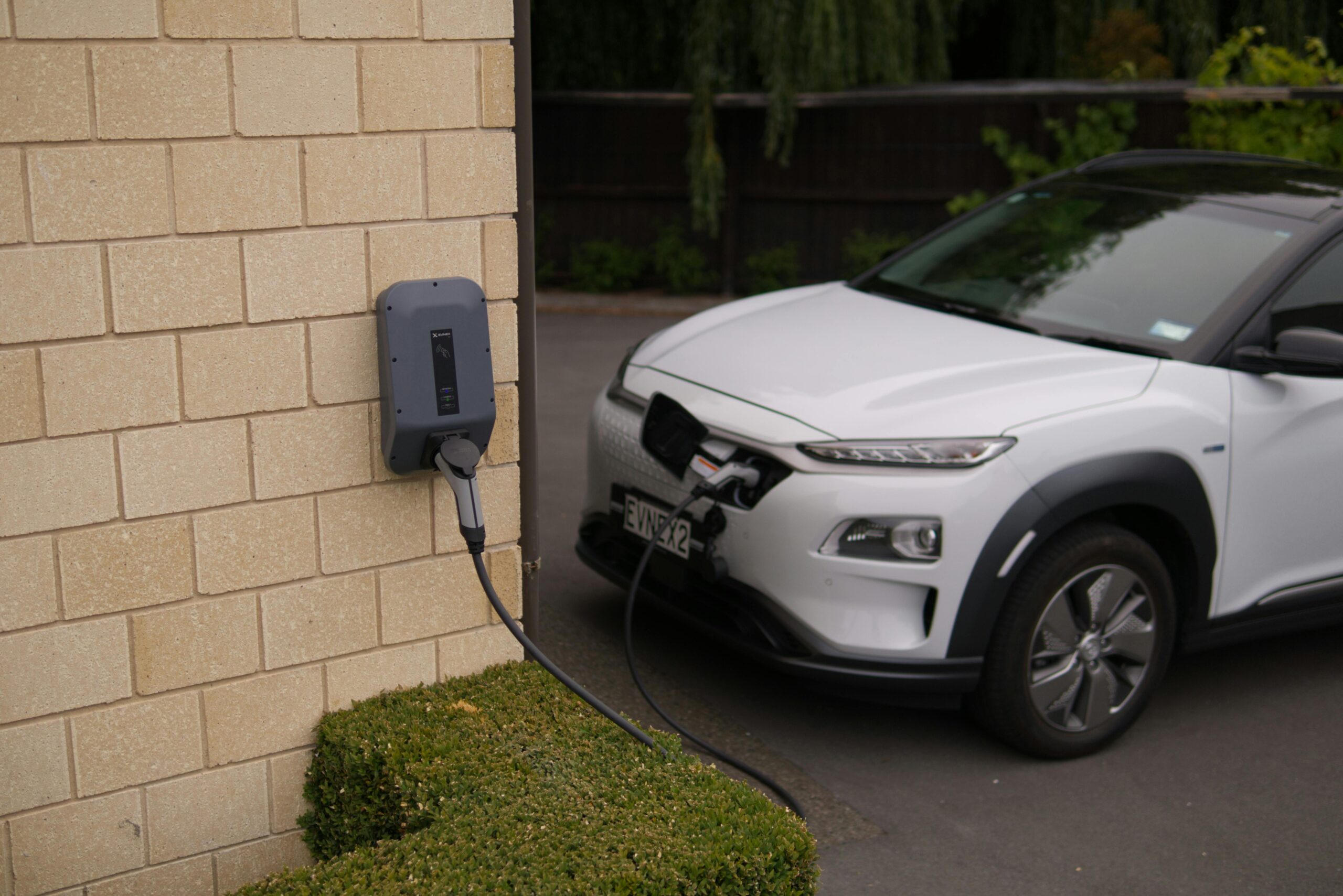 Cargador para vehículo eléctrico instalado en garaje particular